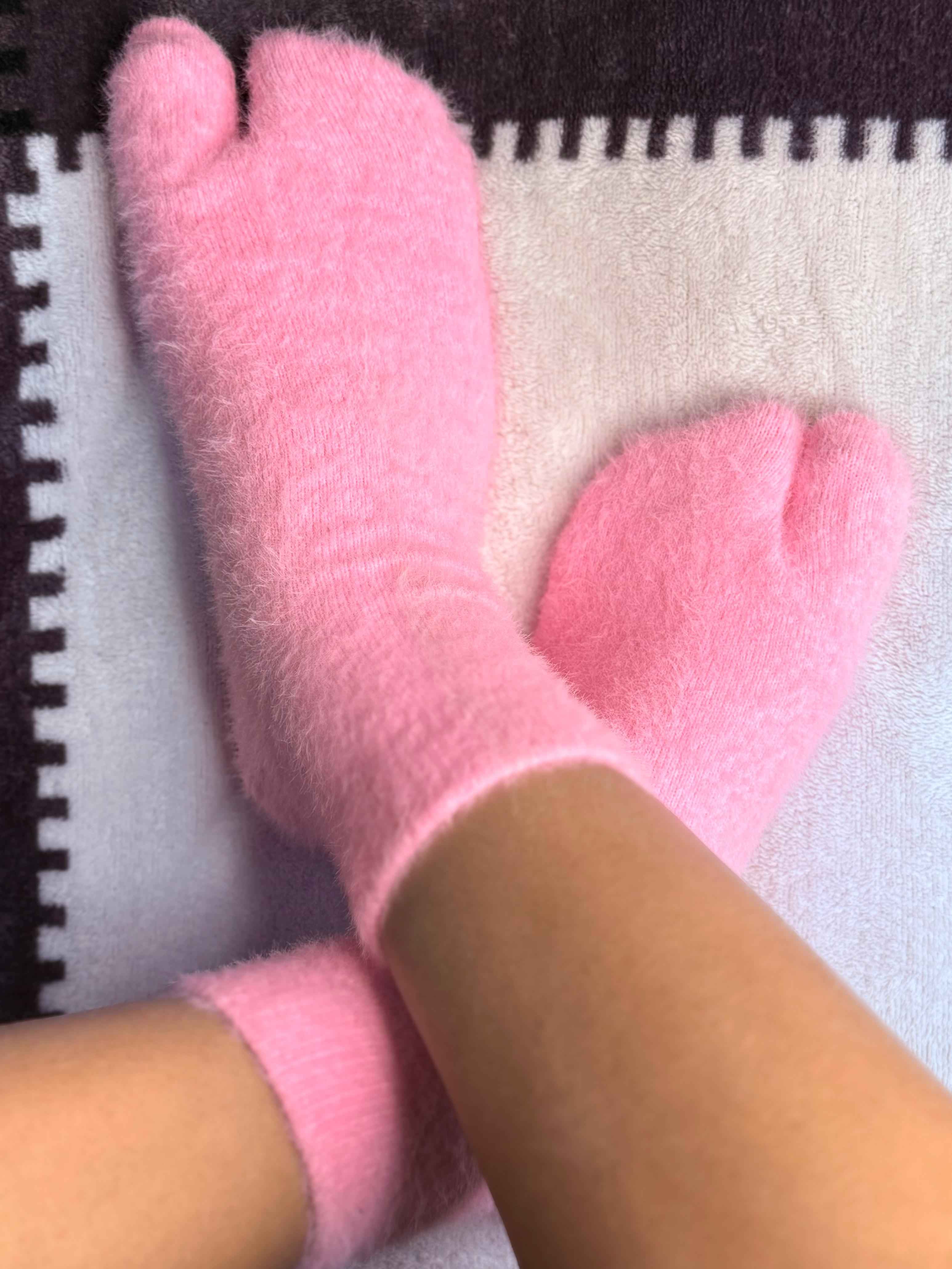 Fuzzy Pink Thumb Socks (Pack Of 1) 2N